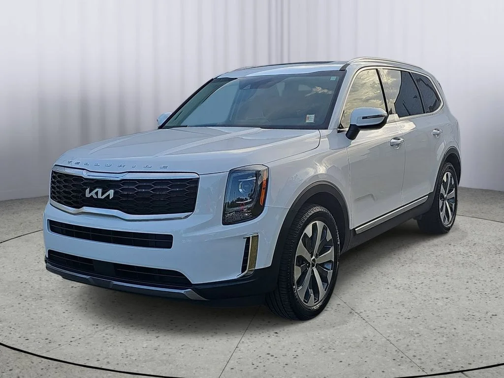 Used 2022 White Kia S image 7