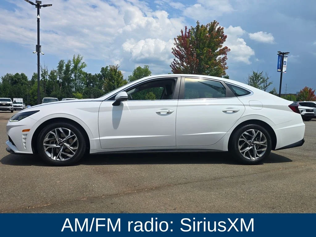Used 2023 White Hyundai SEL image 5