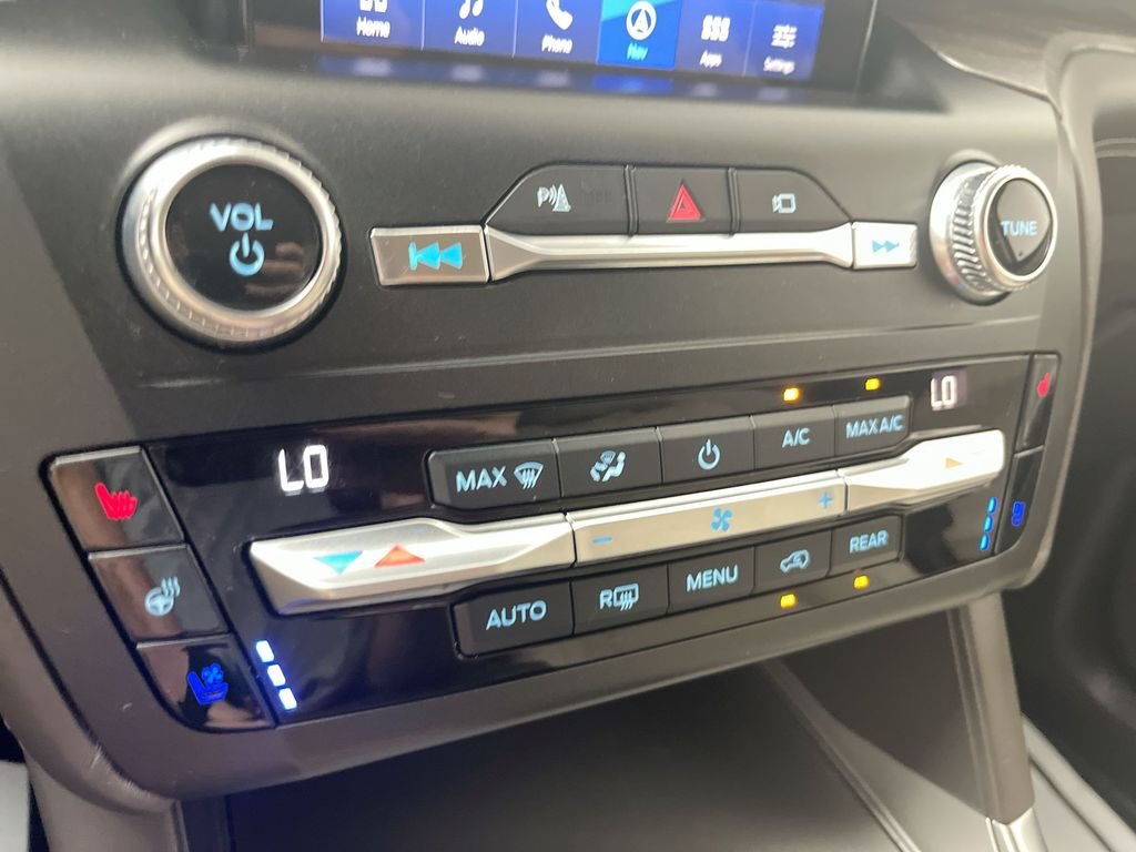 Used 2020  Ford Platinum image 19