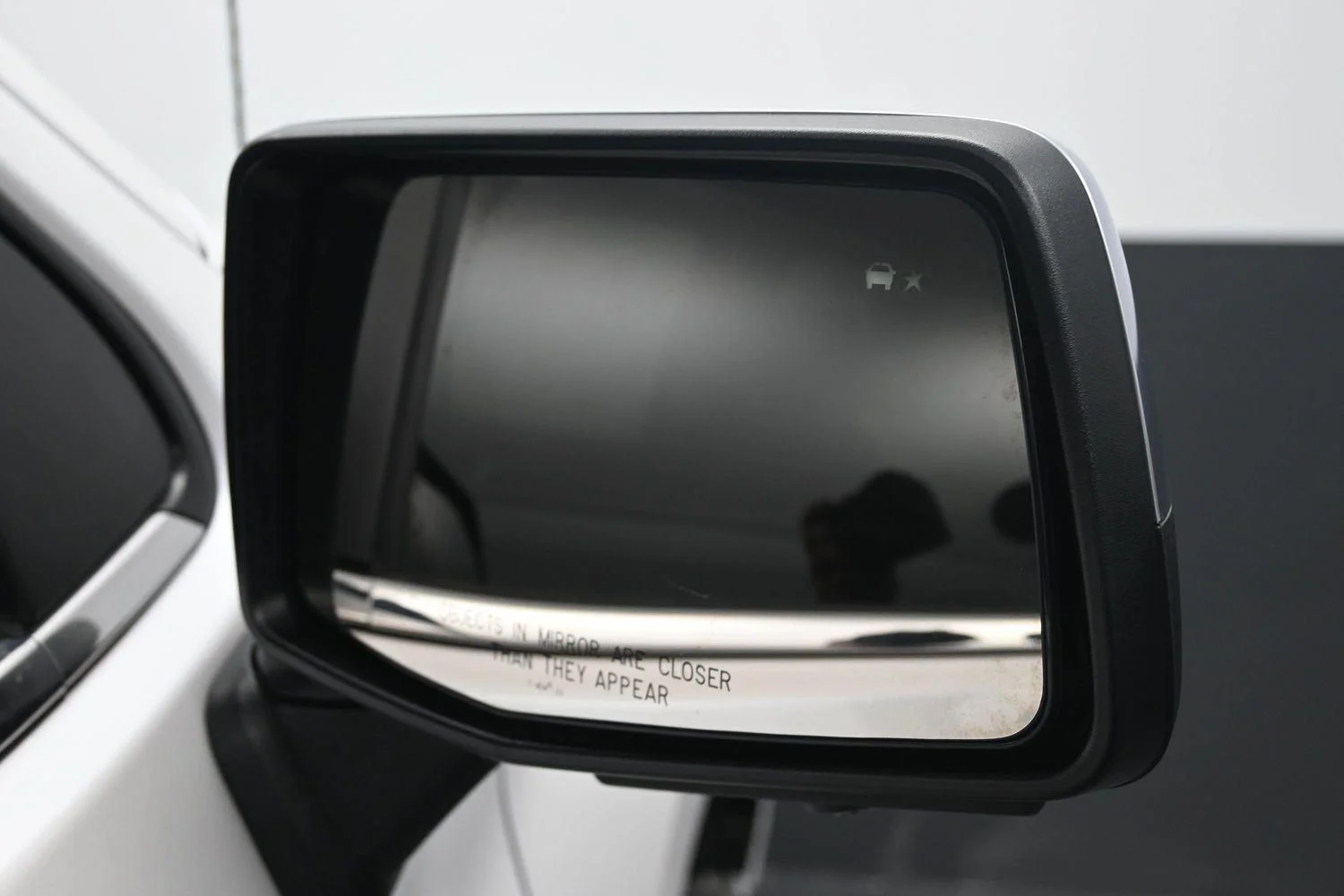 Used 2023 Iridescent Pearl Tricoat Chevrolet High Country image 9