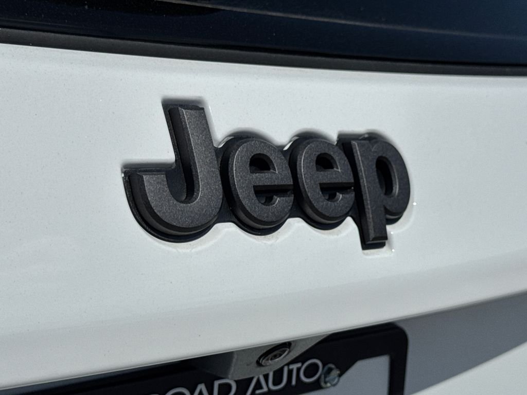 New 2026 Bright White Clear-Coat Exterior Paint Jeep Trailhawk image 14