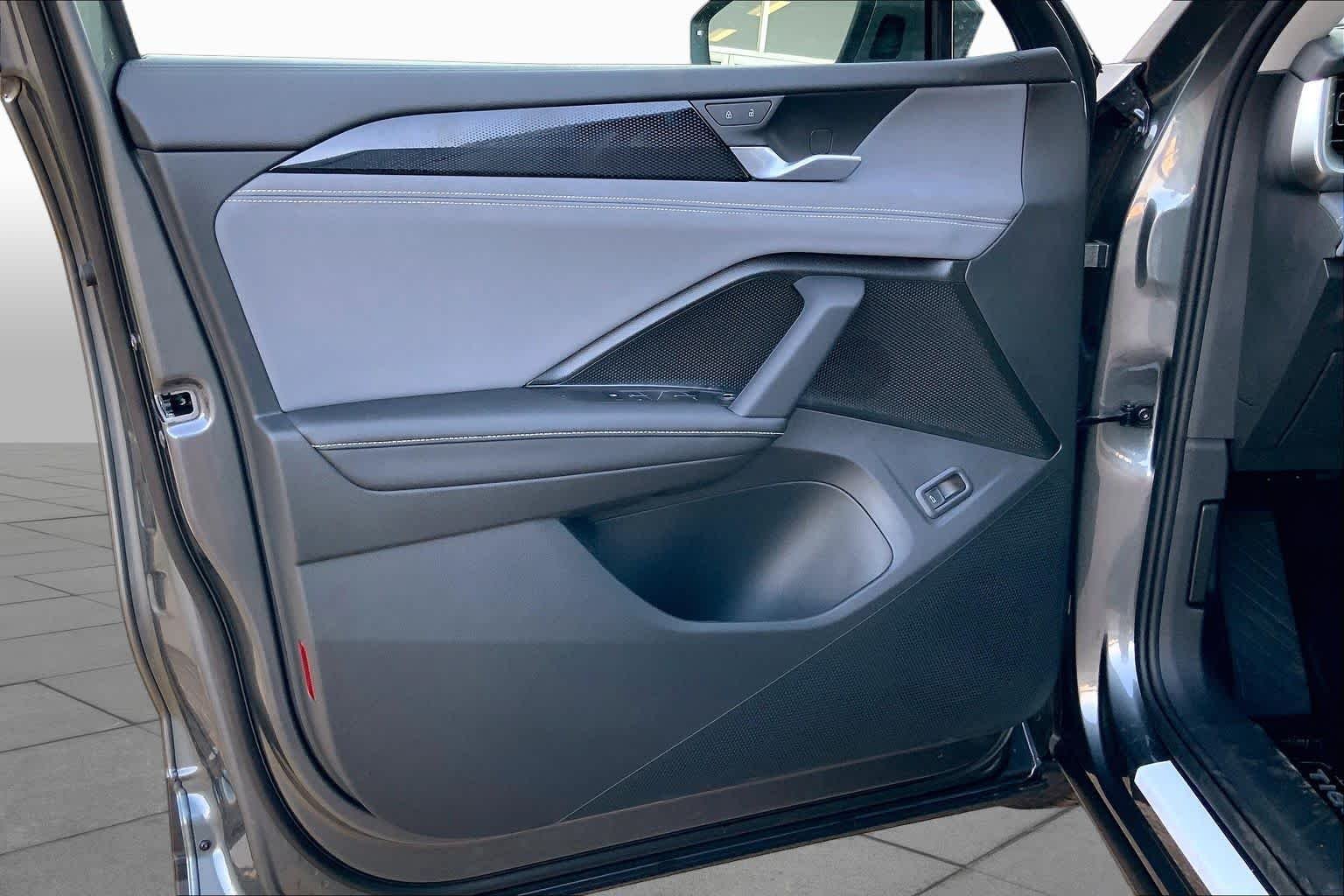 New 2026 Platinum Gray M Volkswagen SE image 10