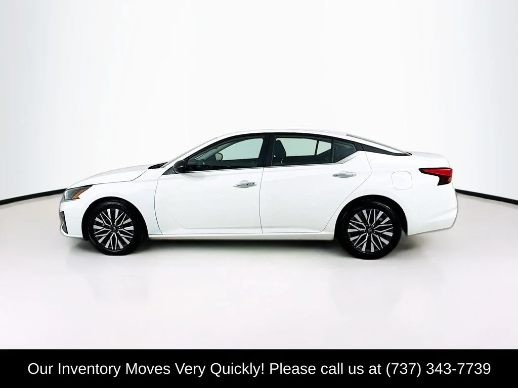 Used 2025 Glacier White Nissan 2.5 SV image 4