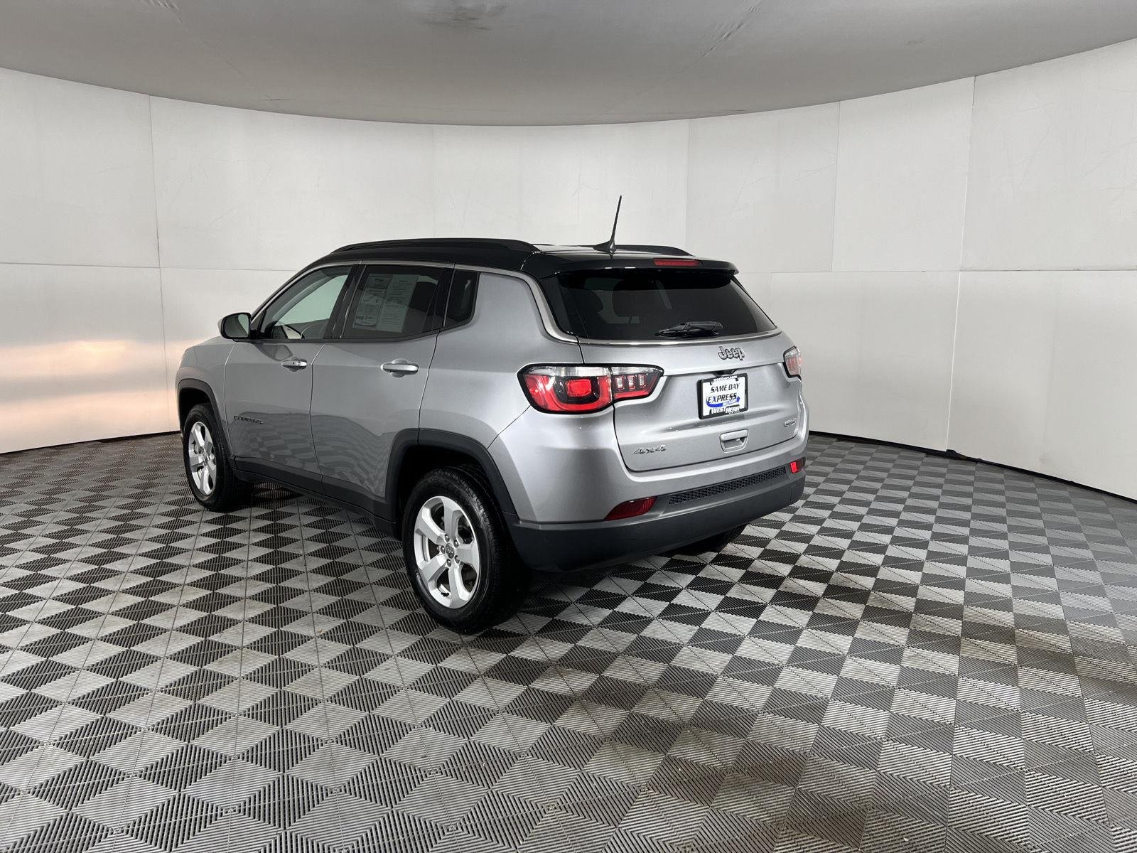 Used 2019 Billet Silver Metallic Clearcoat Jeep Latitude image 3