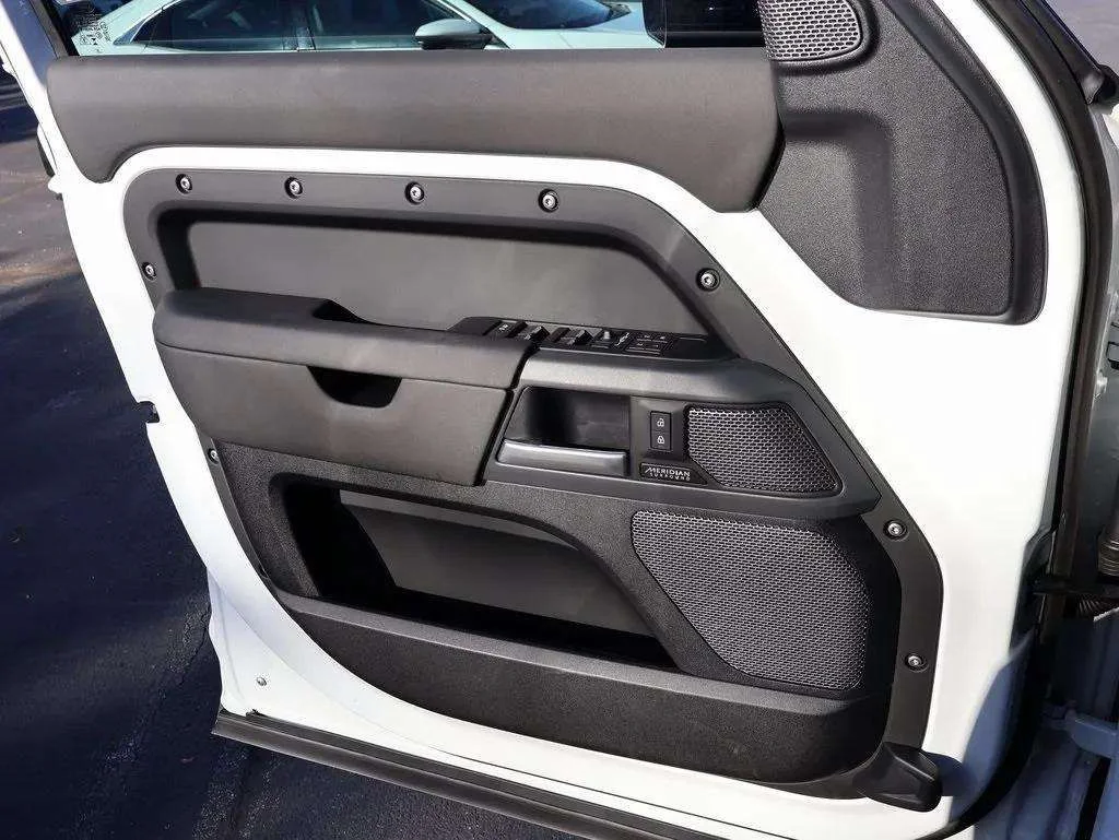 2024 Land Rover Defender X-Dynamic SE - Photo 13