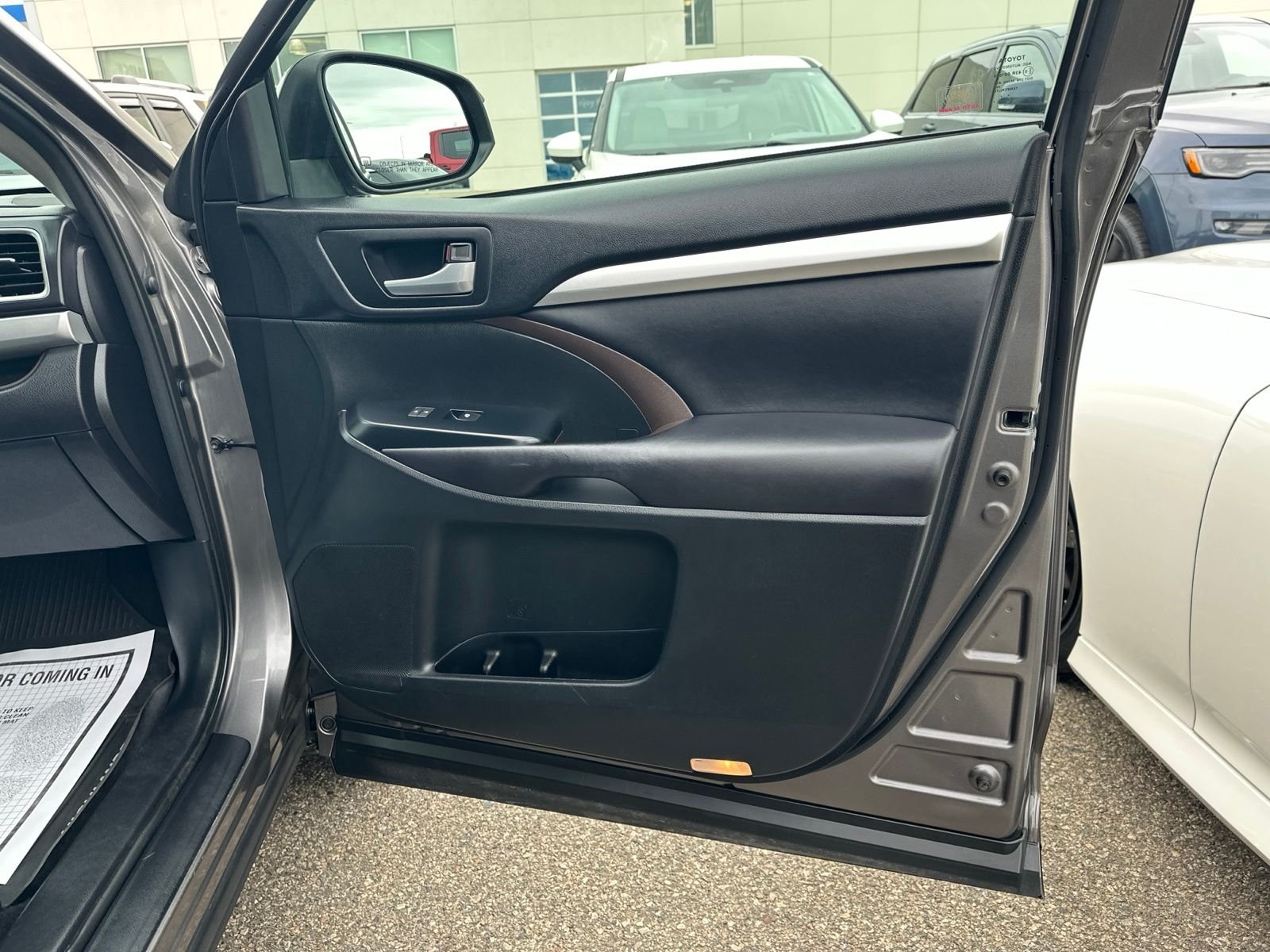 Used 2017  Toyota XLE image 47