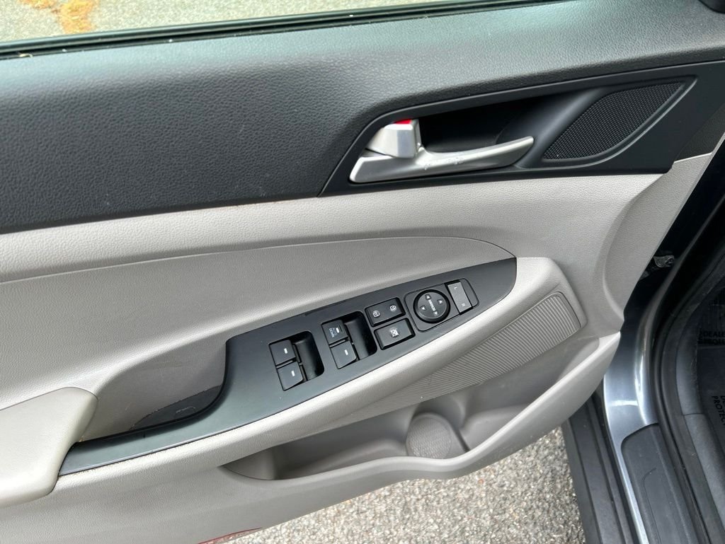 Used 2019 Gray Hyundai SE image 15
