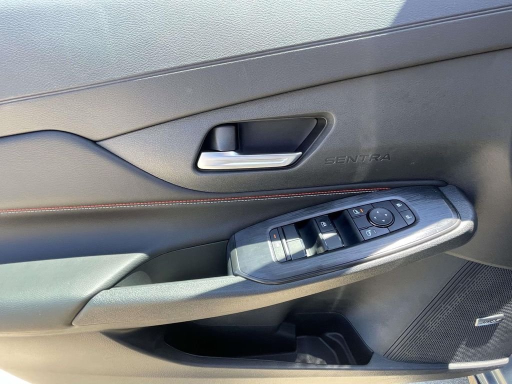New 2026 Atlantic Gray Metallic / Super Black Two-tone Nissan SR image 17