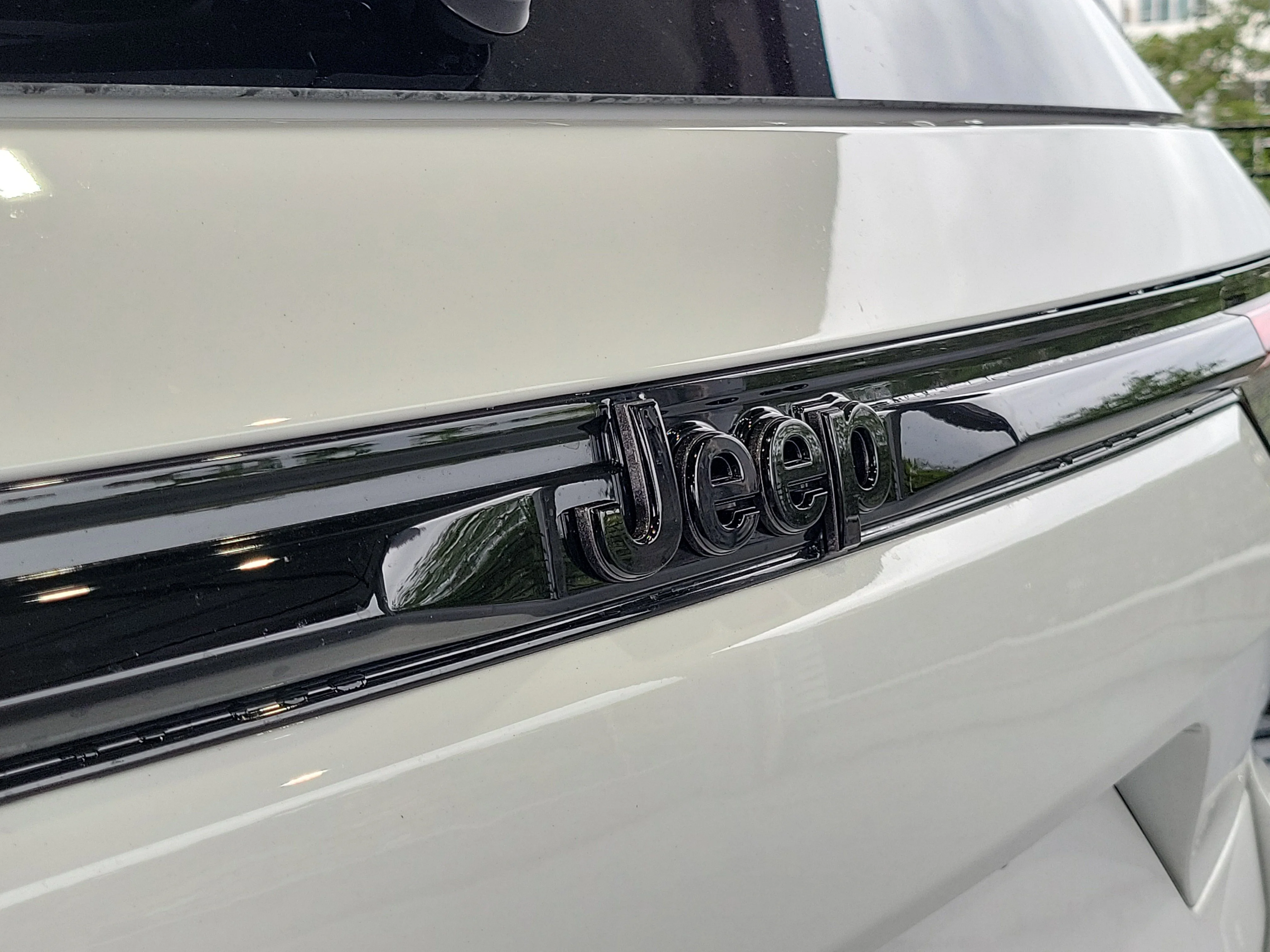 New 2026 Bright White Clear-Coat Exterior Paint Jeep Limited image 4