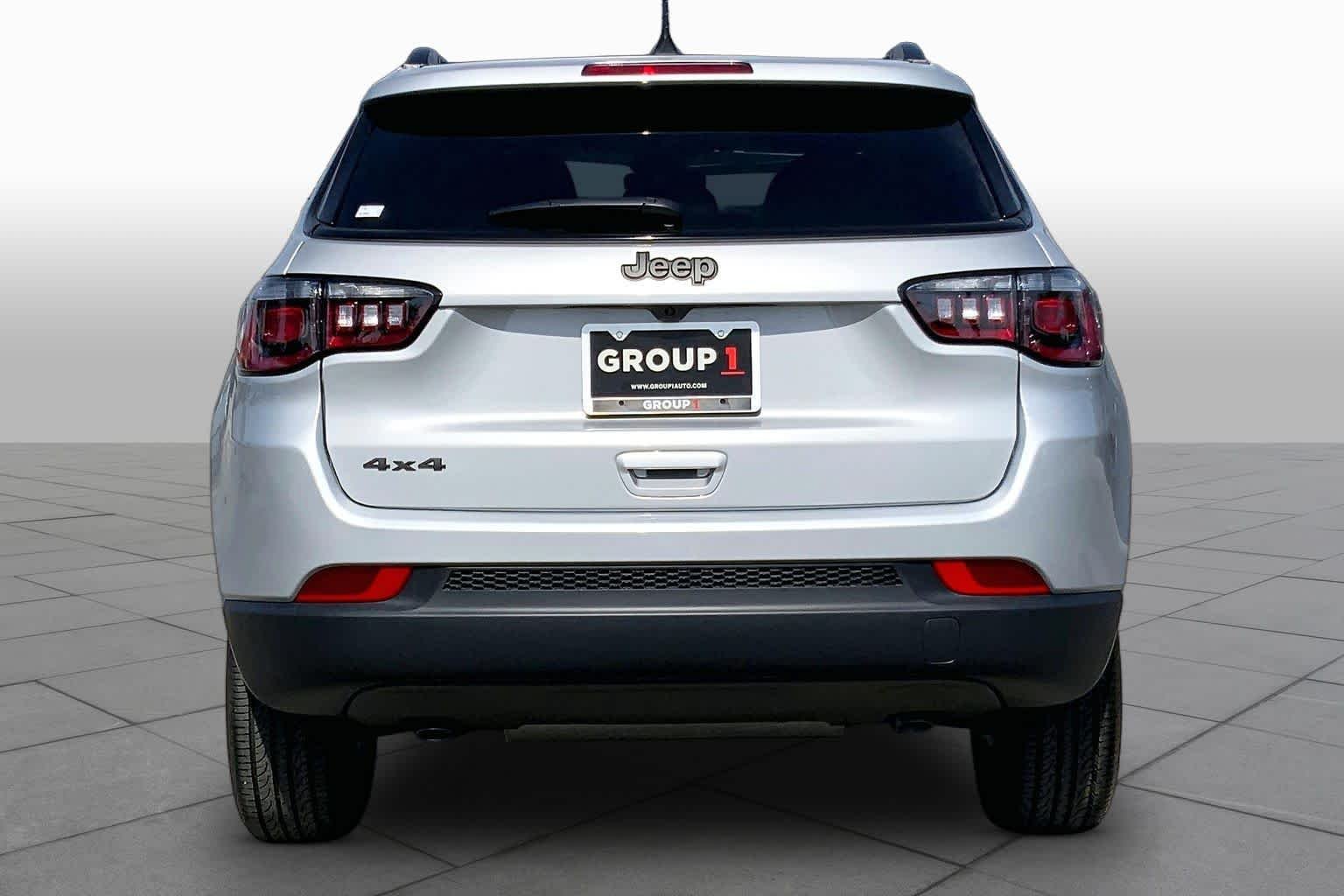 New 2026 Silver Zynith Metallic Clear-Coat Exterior Paint Jeep Latitude Altitude image 4