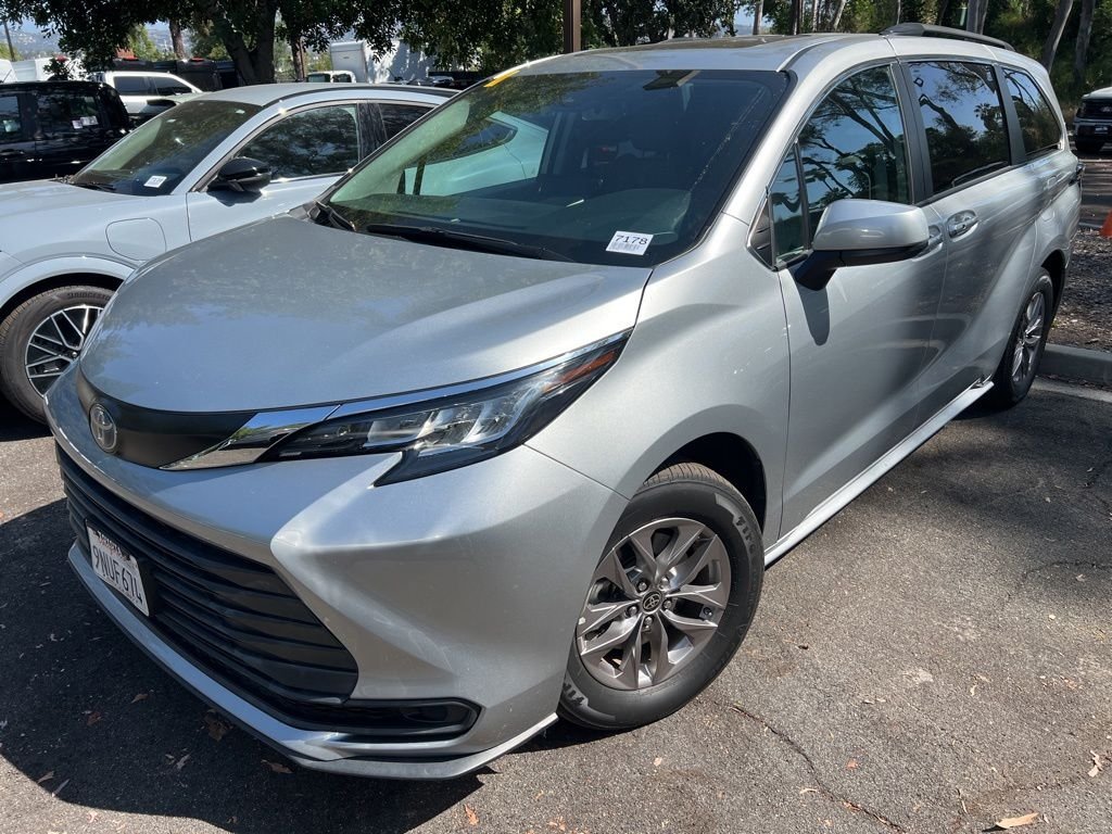 2023 Toyota Sienna LE 8-Passenger Hybrid AWD's photo