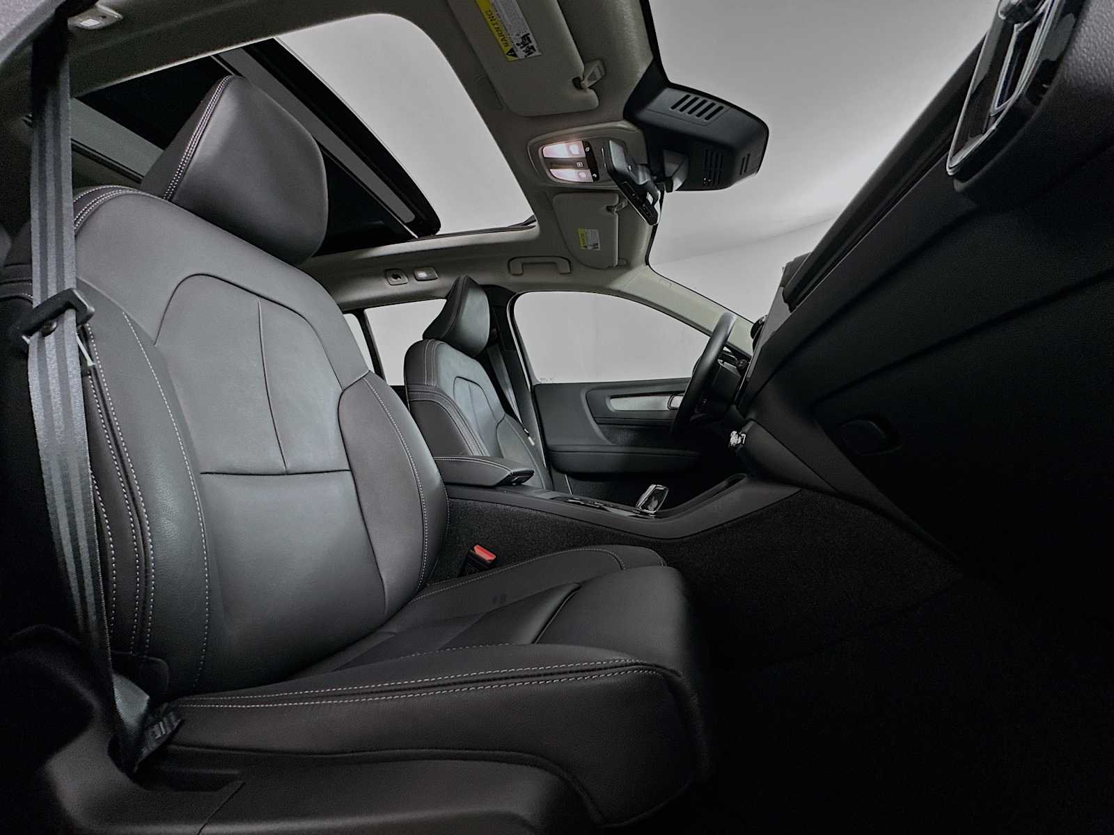 2025 Volvo XC40 Plus - Photo 27