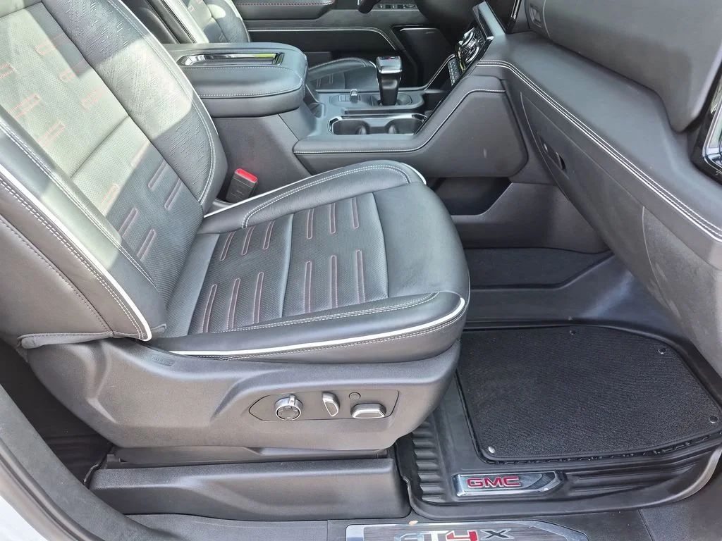 Used 2022 White GMC AT4X image 17