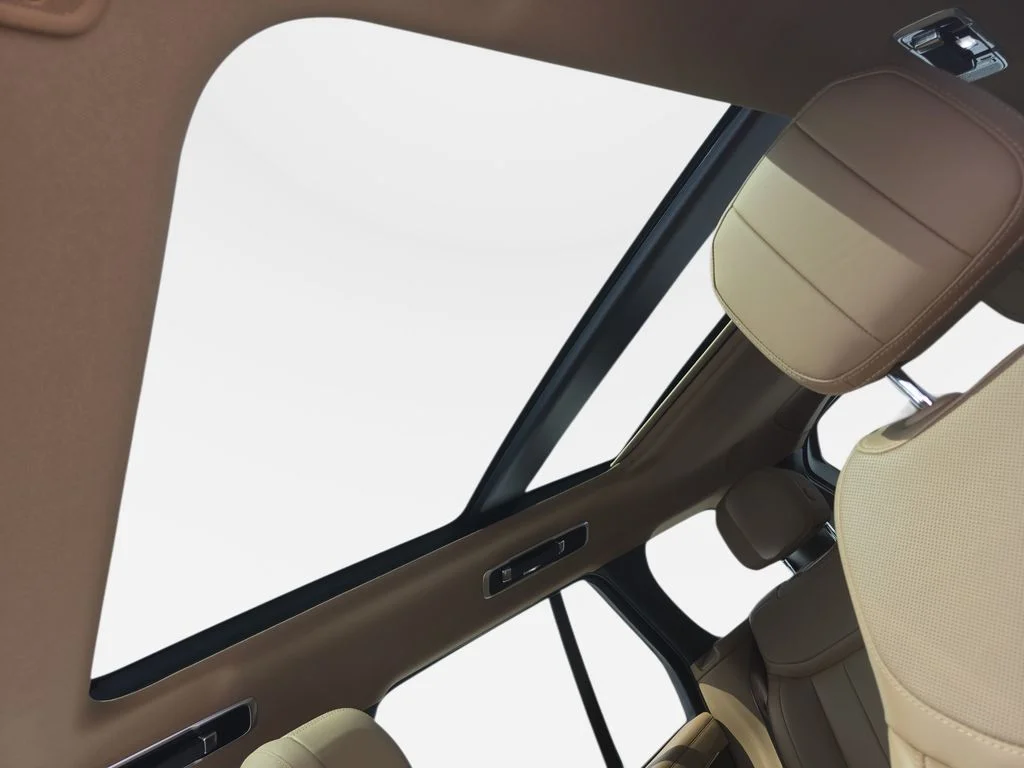 Used 2025 White Land Rover SE image 22