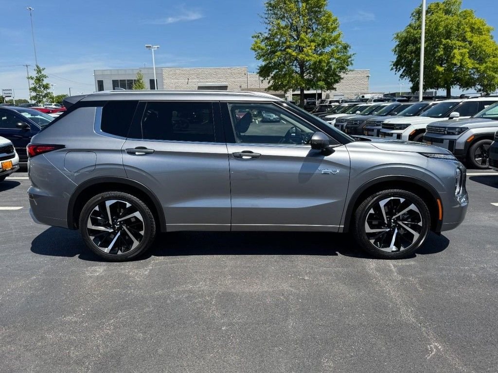 Used 2024  Mitsubishi  image 2
