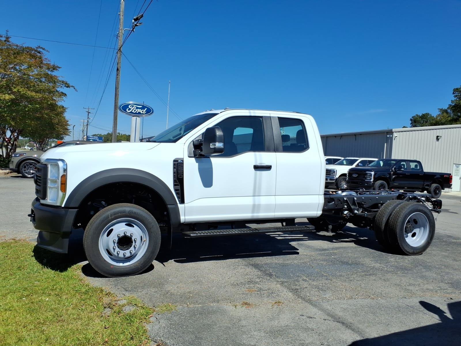 New 2027 Oxford White Ford F-550® XL image 2