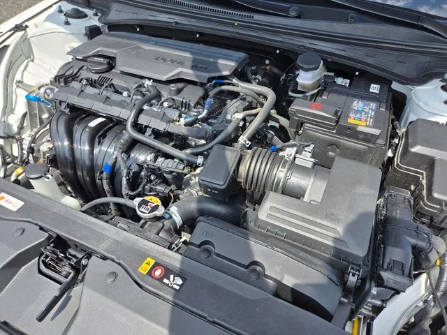 Used 2025 White Hyundai SEL Convenience image 22
