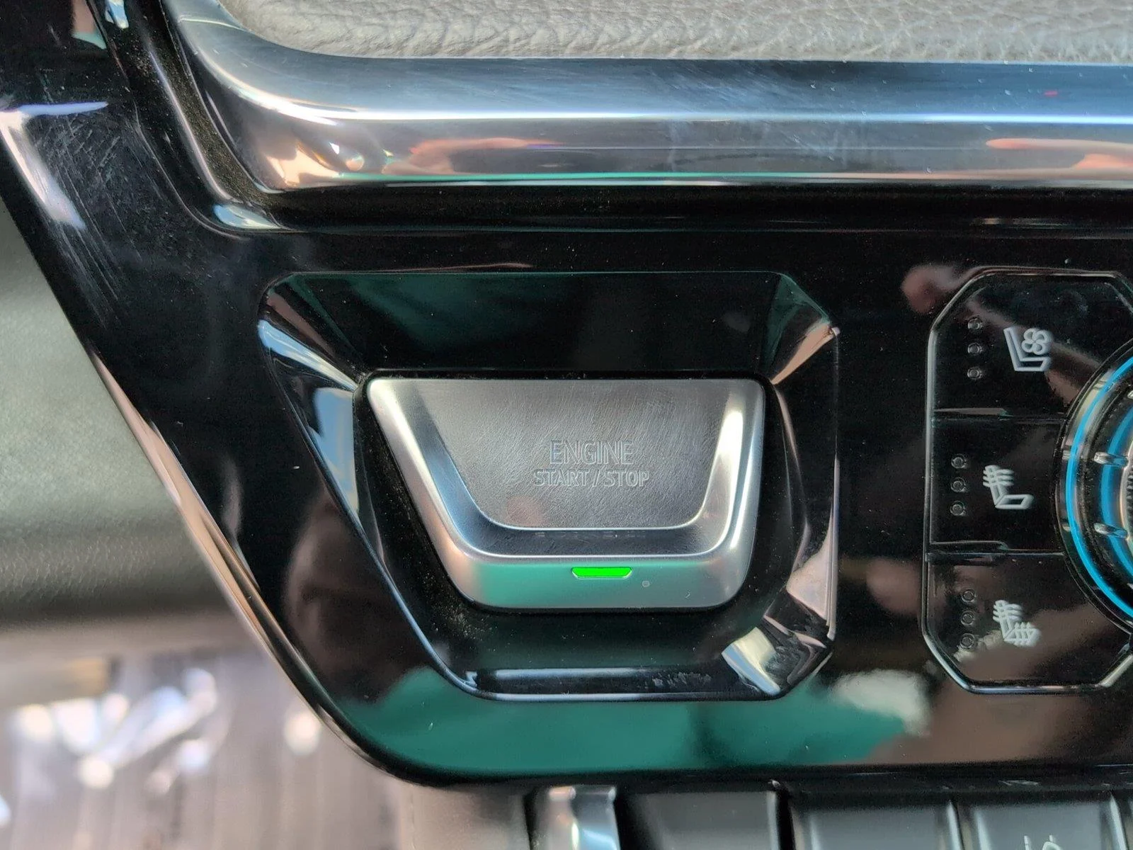 Used 2025 Sterling Metallic GMC Denali image 21