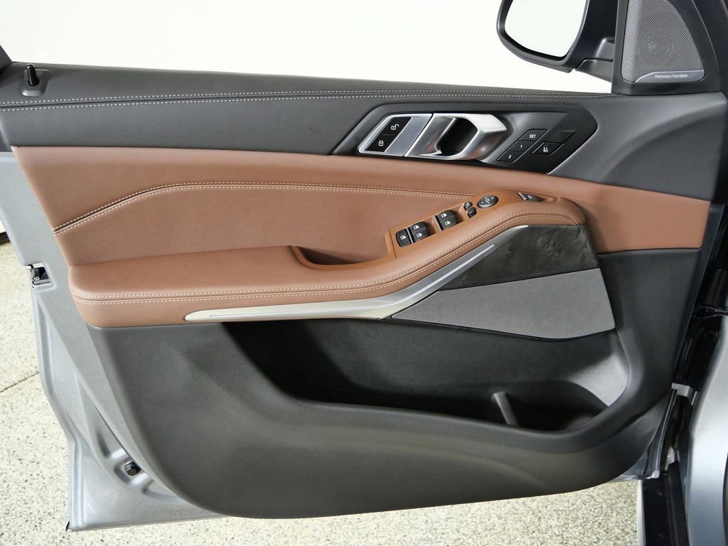 Used 2026 Skyscraper Grey Metallic BMW xDrive40i image 35