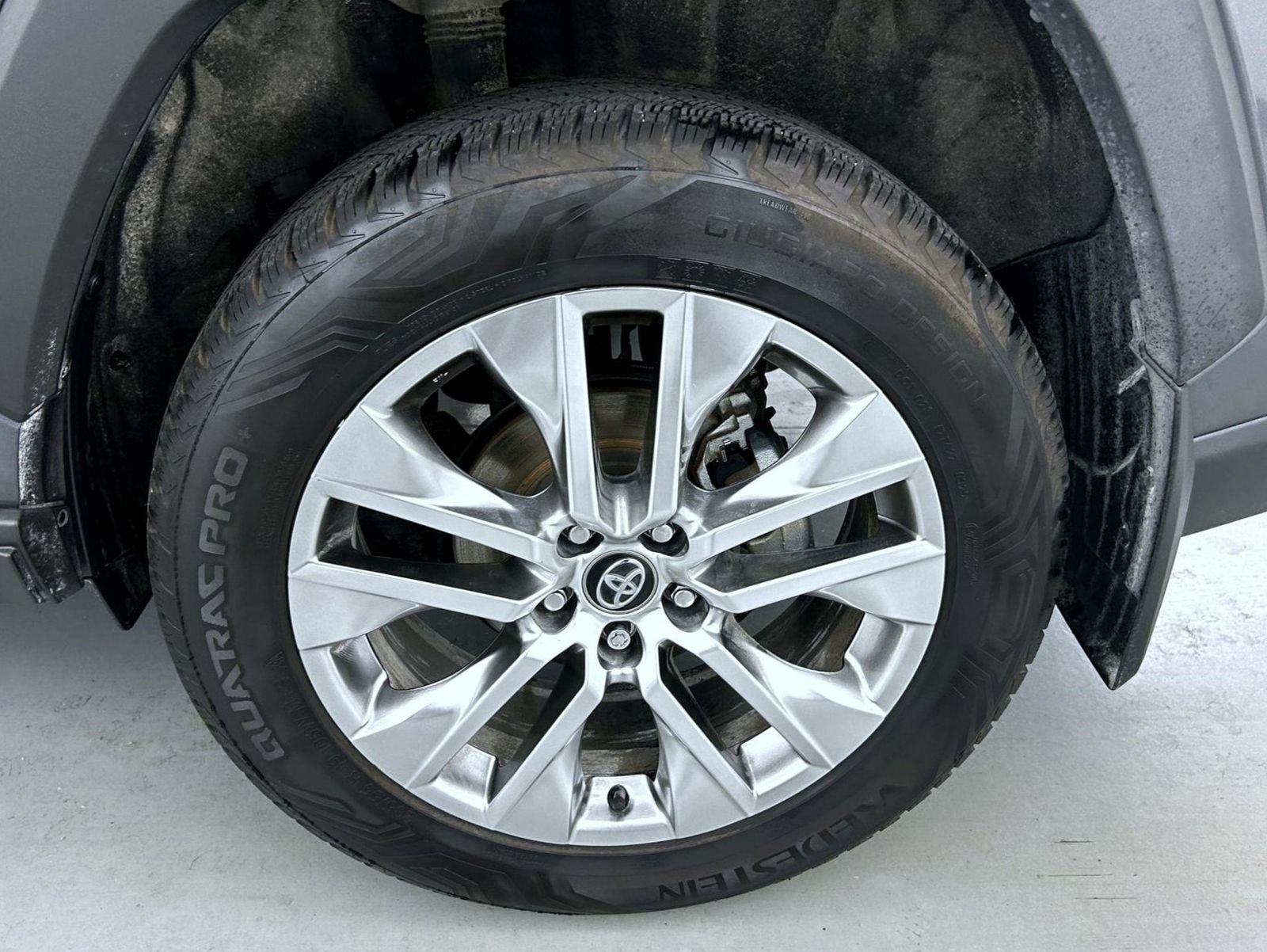 Used 2020 Gray Toyota XLE Premium image 23