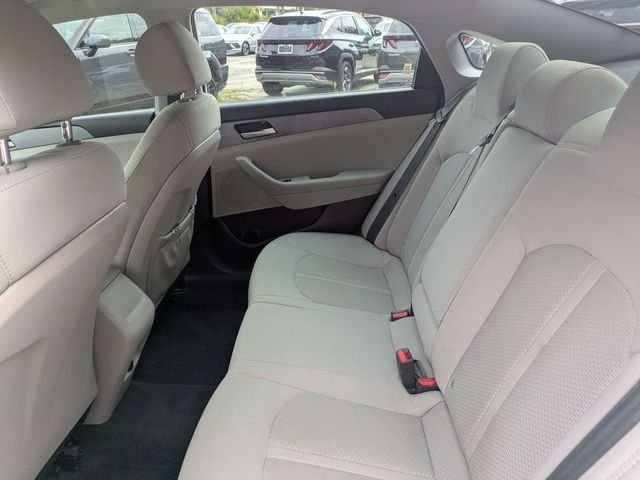 Used 2019 White Hyundai SE image 12