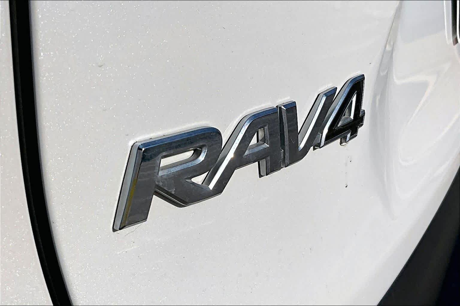 Used 2023 Wind Chill Pearl Toyota XLE Premium image 31