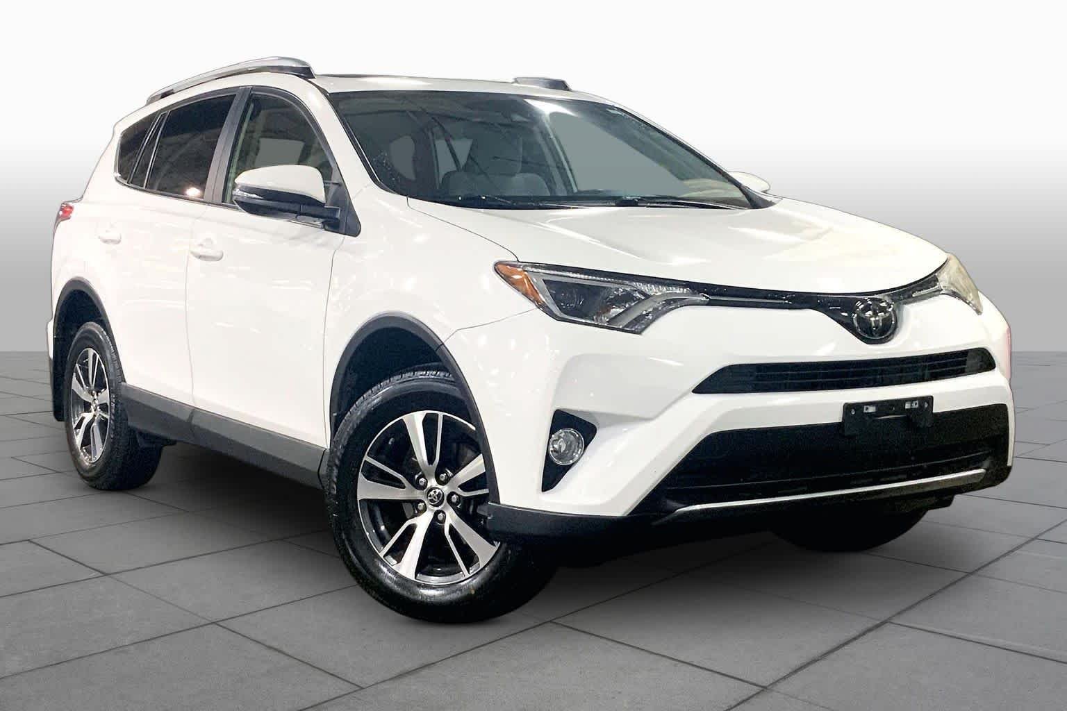 Used 2018 Super White Toyota XLE image 3