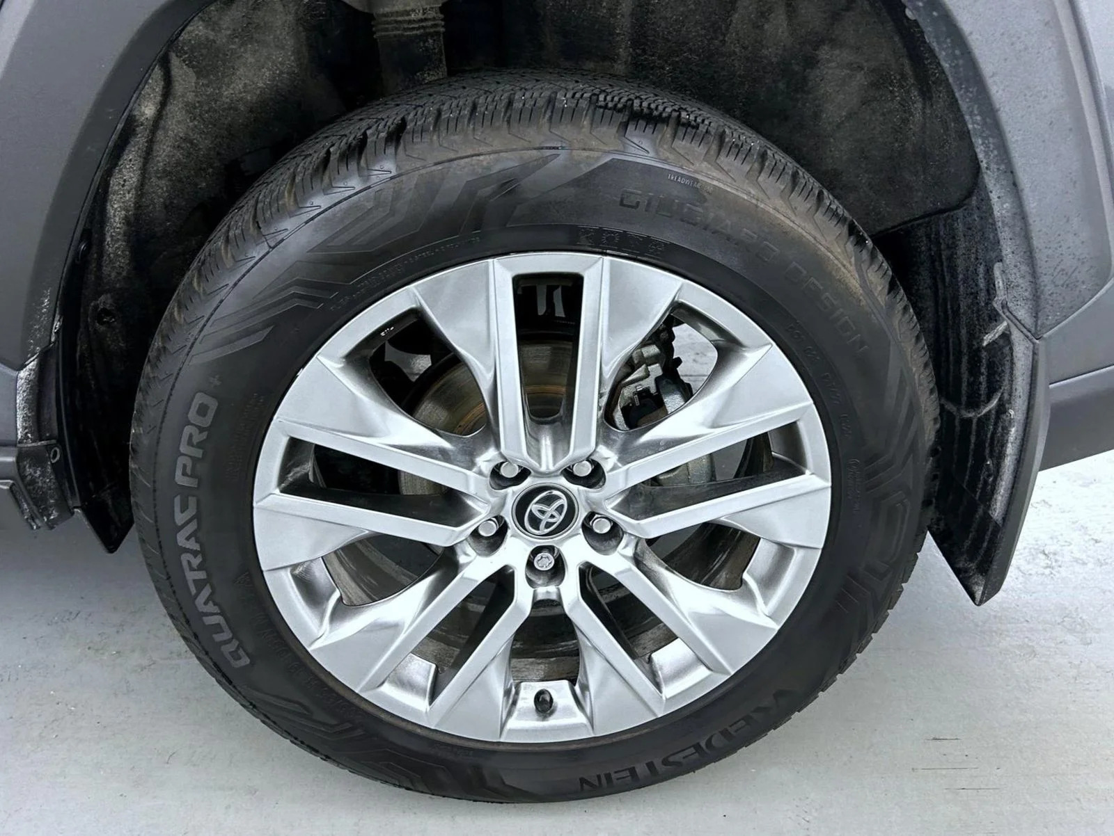 Used 2020 Gray Toyota XLE Premium image 23