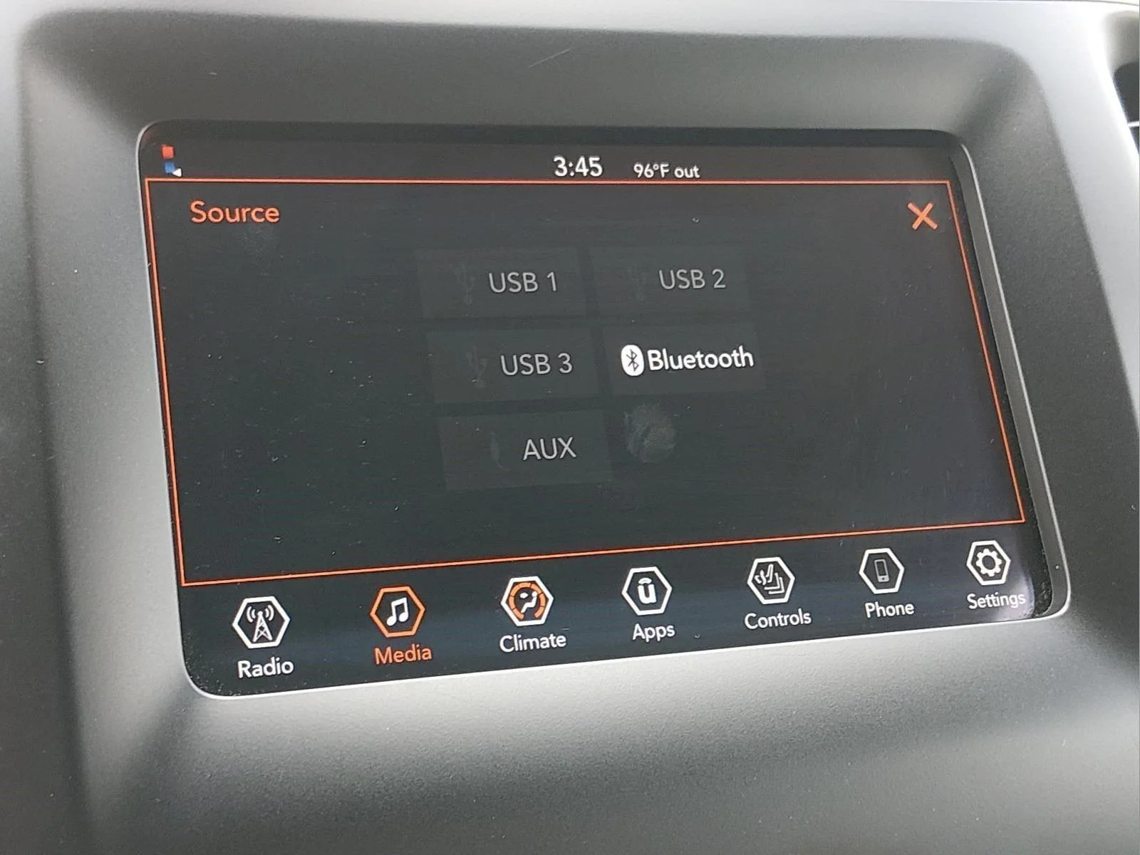 Used 2019 Granite Crystal Metallic Clearcoat Jeep Latitude Plus image 24