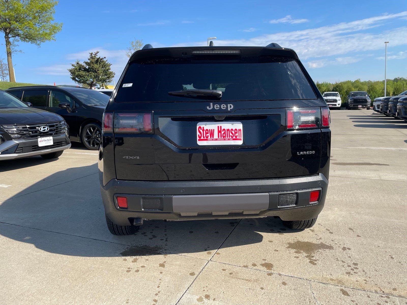 New 2026 Diamond Black Crystal Pearlcoat Jeep Laredo image 4