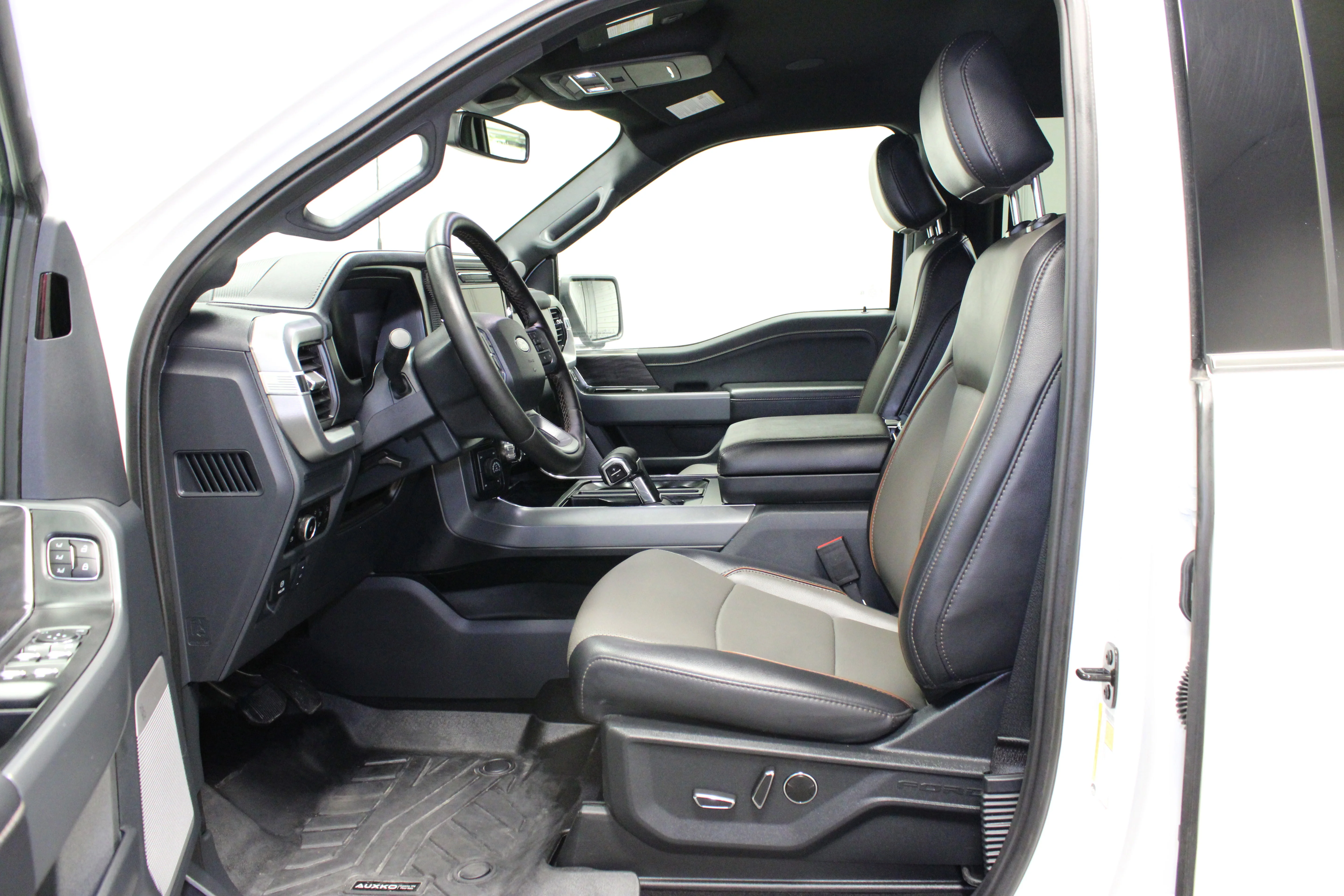 Used 2025 Star White Metallic Tri-Coat Ford LARIAT image 19