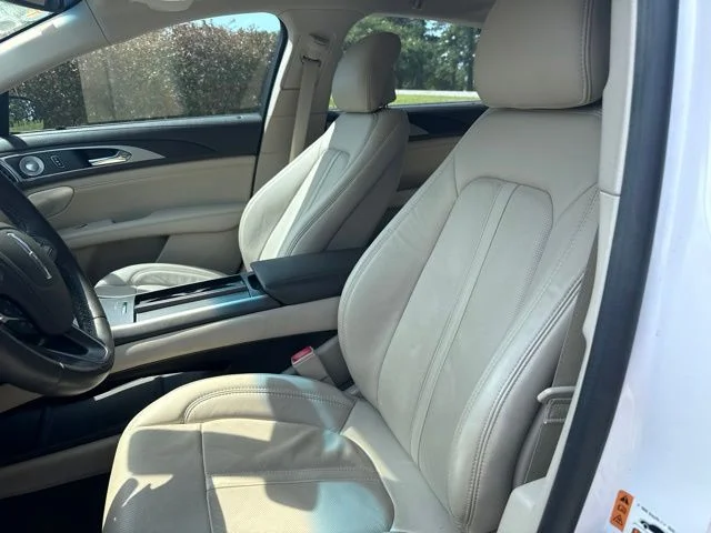 Used 2019 White Lincoln Reserve image 6