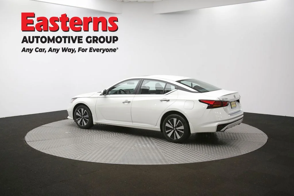 Used 2022 White Nissan 2.5 SV image 62