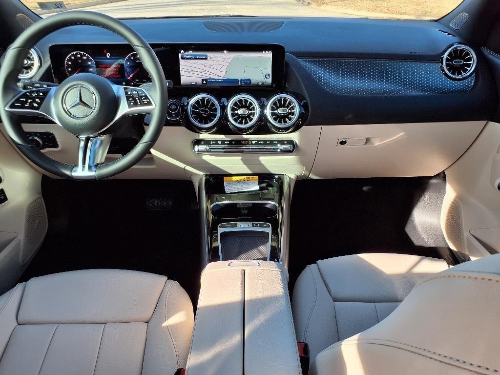 Used 2025 Polar White Mercedes-Benz GLA 250 image 27