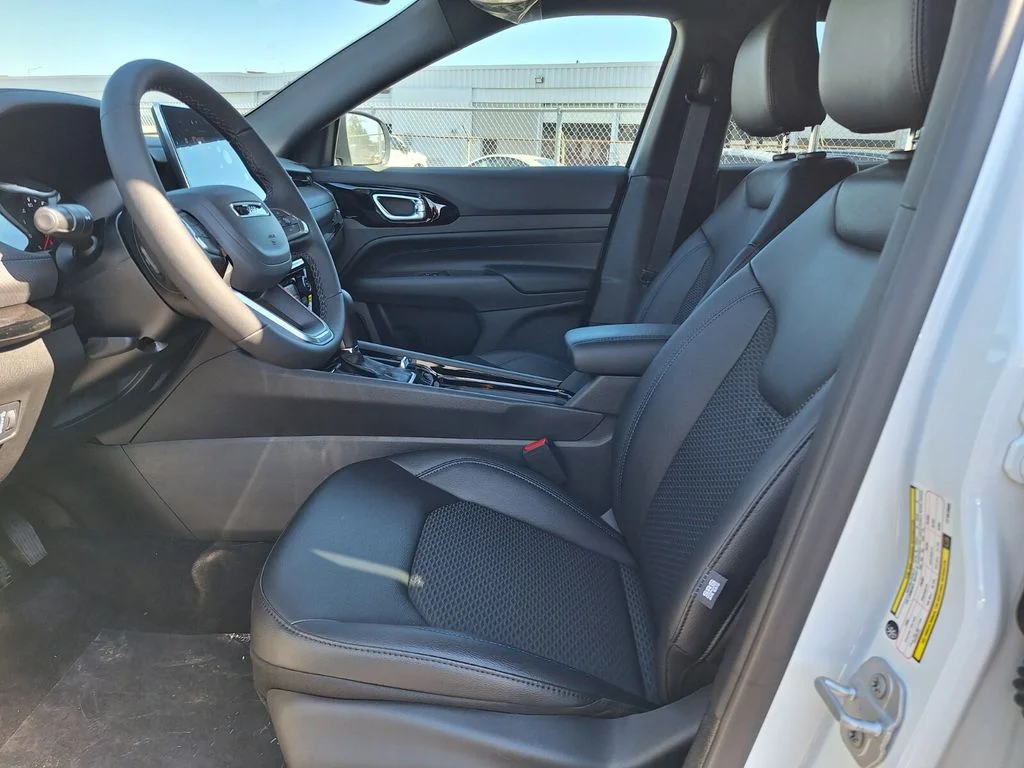 New 2026 Bright White Clearcoat Jeep Latitude image 12