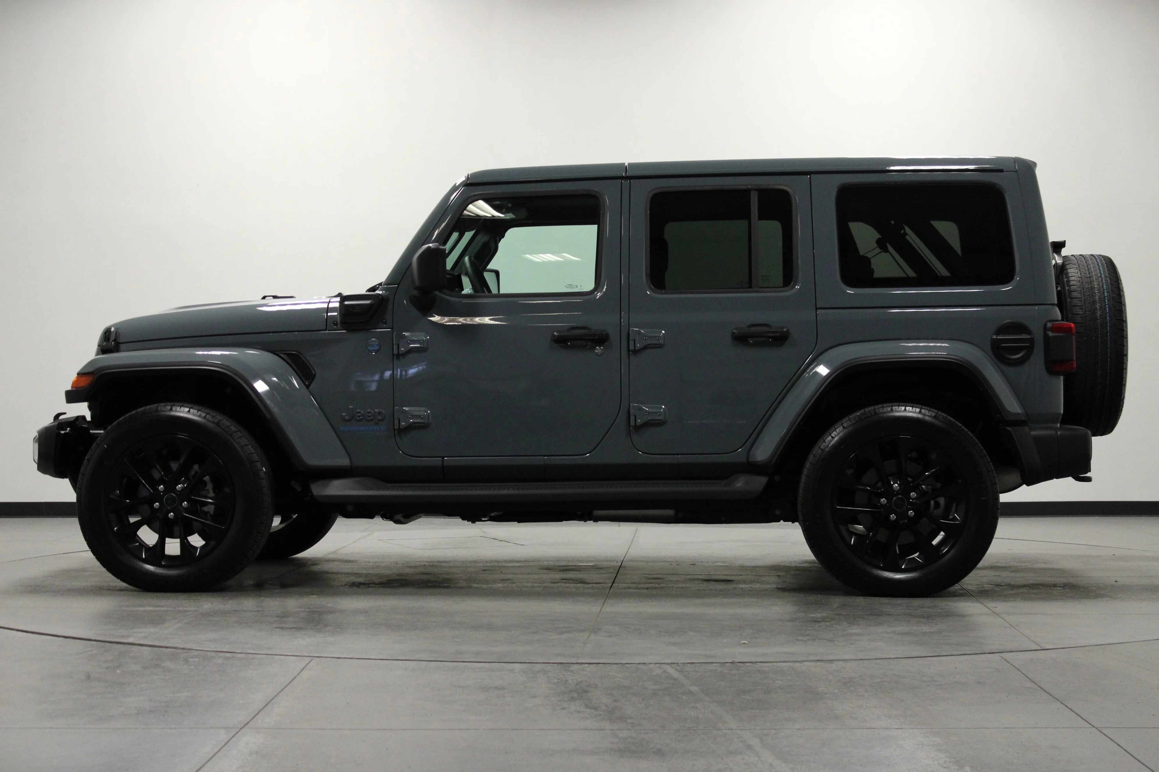 Used 2025 Anvil Clear Coat Jeep Sahara image 7
