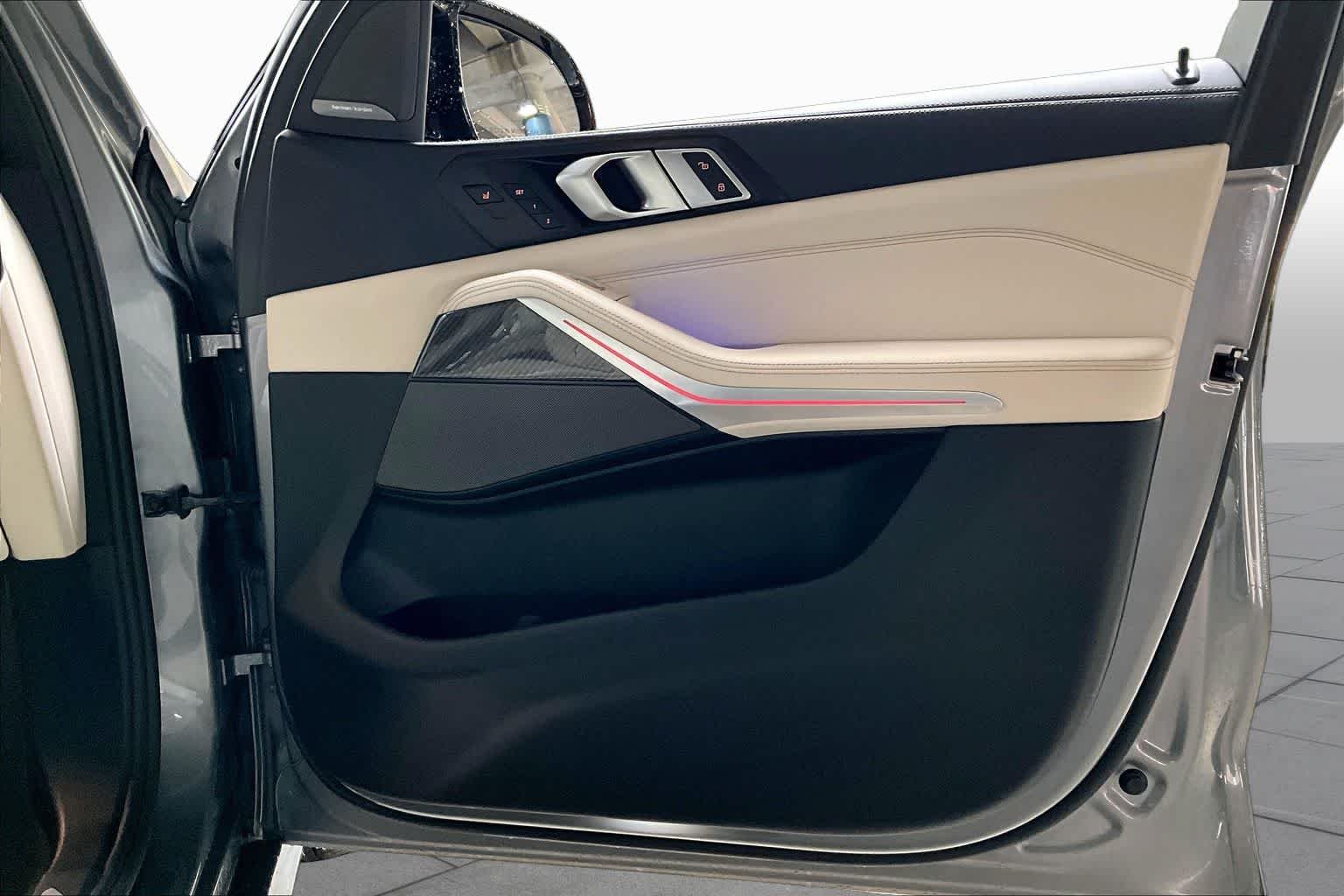 Used 2025 Skyscraper Grey Metallic BMW M60i image 22