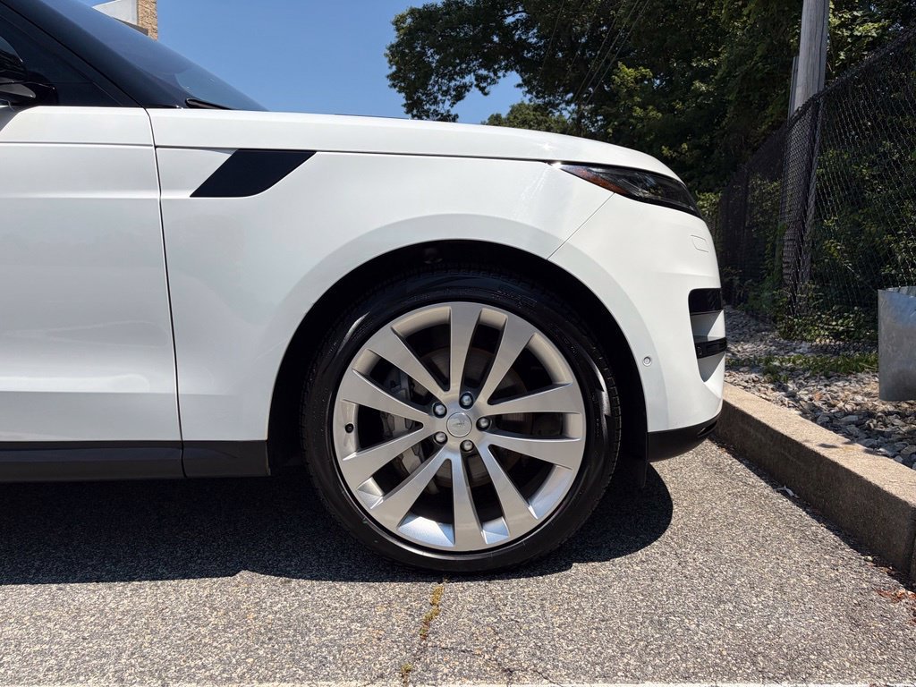 Used 2023 White Land Rover SE image 10