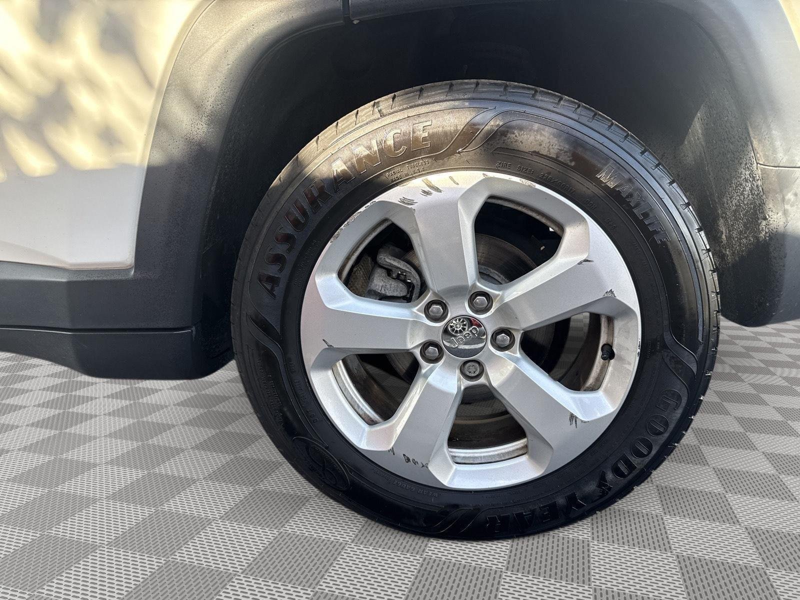 Used 2018 White Clearcoat Jeep Latitude image 14