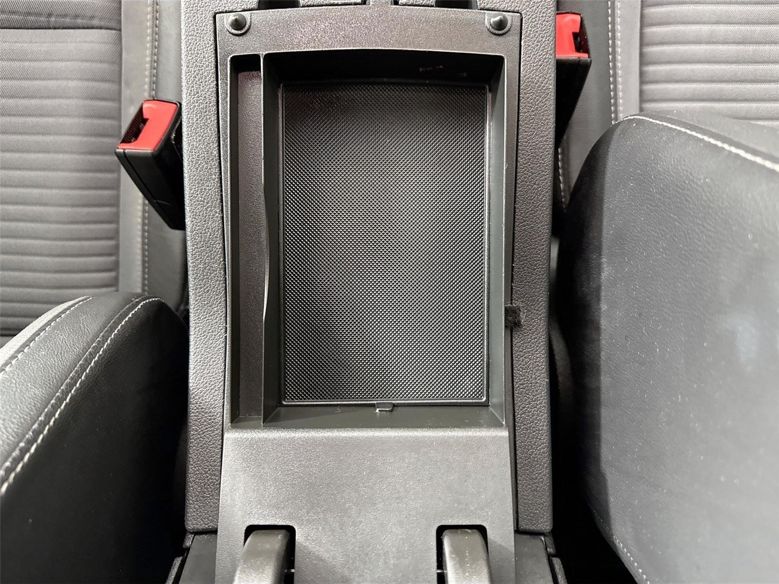 Used 2018 Ingot Silver Ford SE image 30