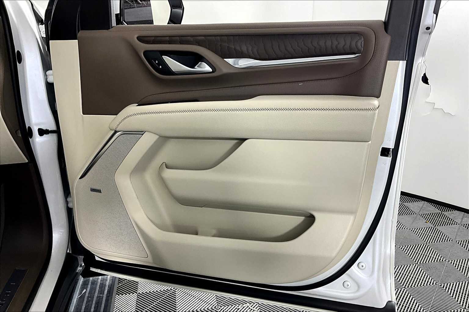Used 2022 White Frost Tricoat GMC Denali image 22