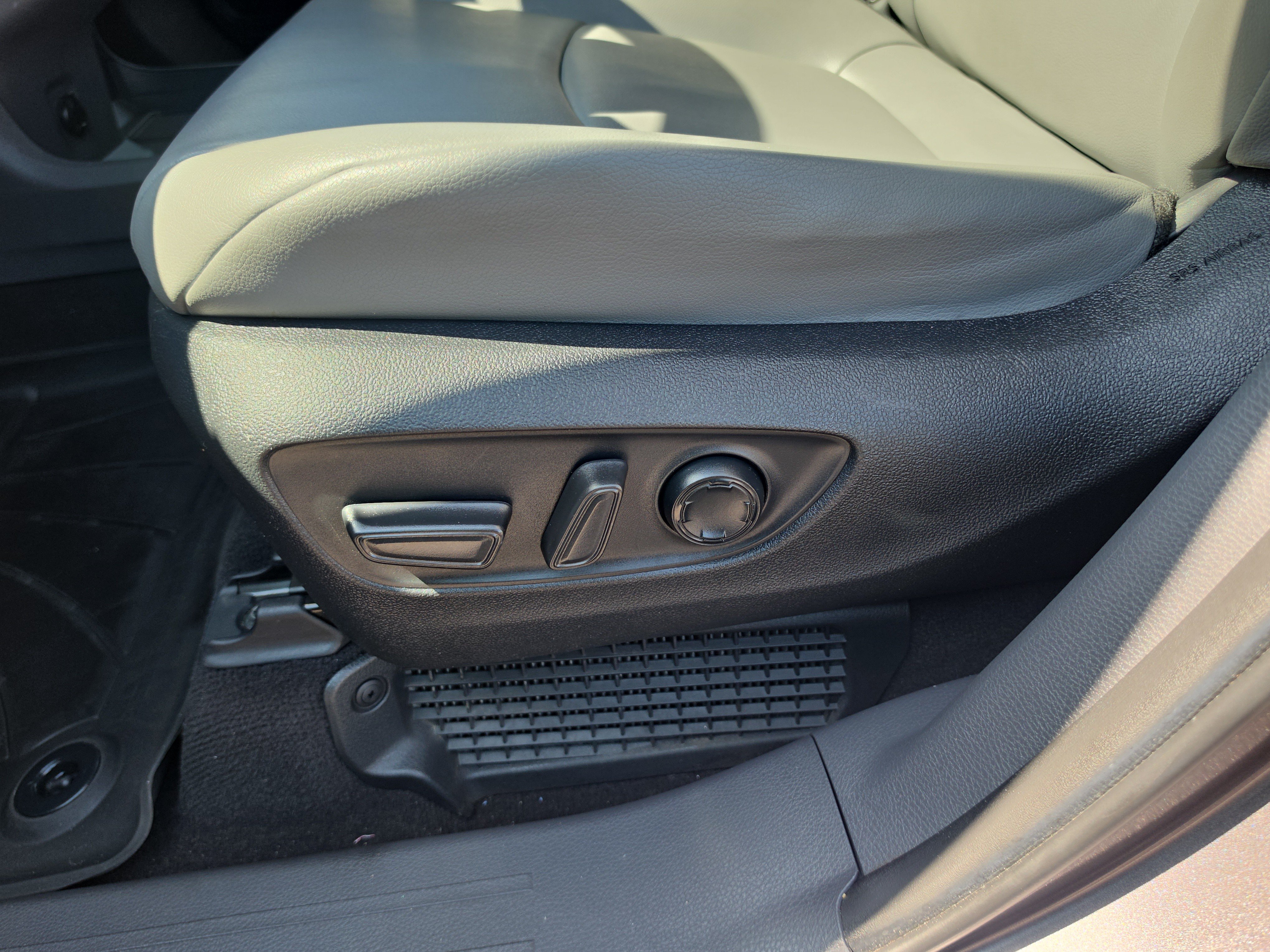 Used 2022 Sunset Bronze Mica Toyota XLE image 21