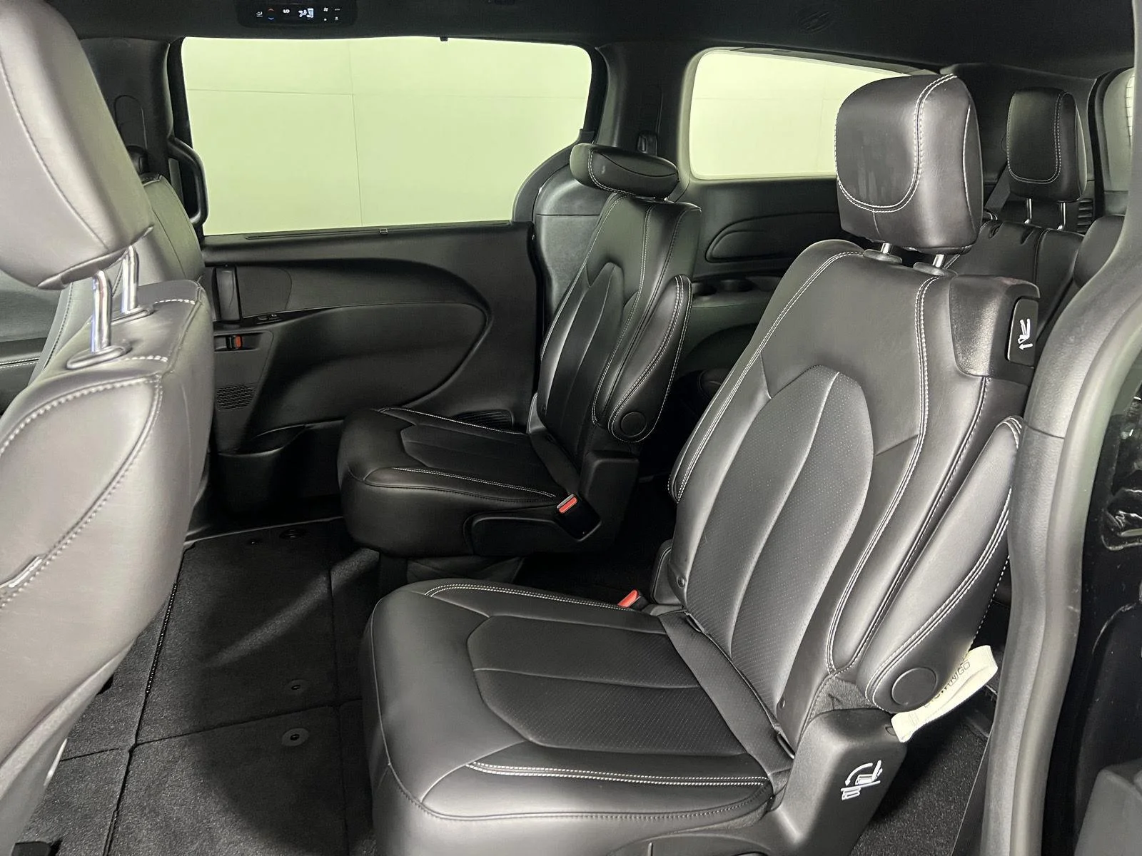 Used 2026 Diamond Black Crystal Pearlcoat Chrysler Select image 15