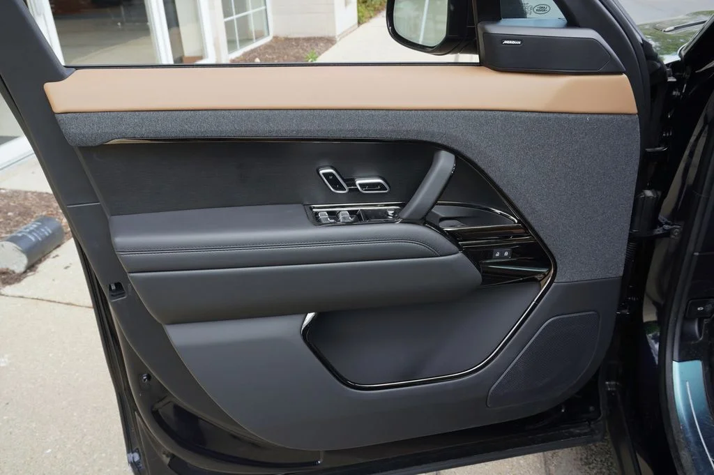 New 2026 Constellation Blue Ultra Metallic Gloss Land Rover Dynamic SE image 9