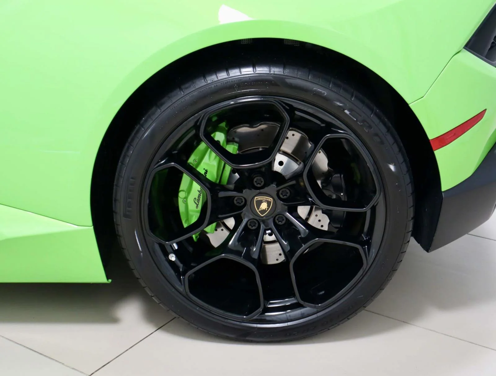 Used 2018 Verde Mantis Pearl Effect Lamborghini RWD Coupe image 9
