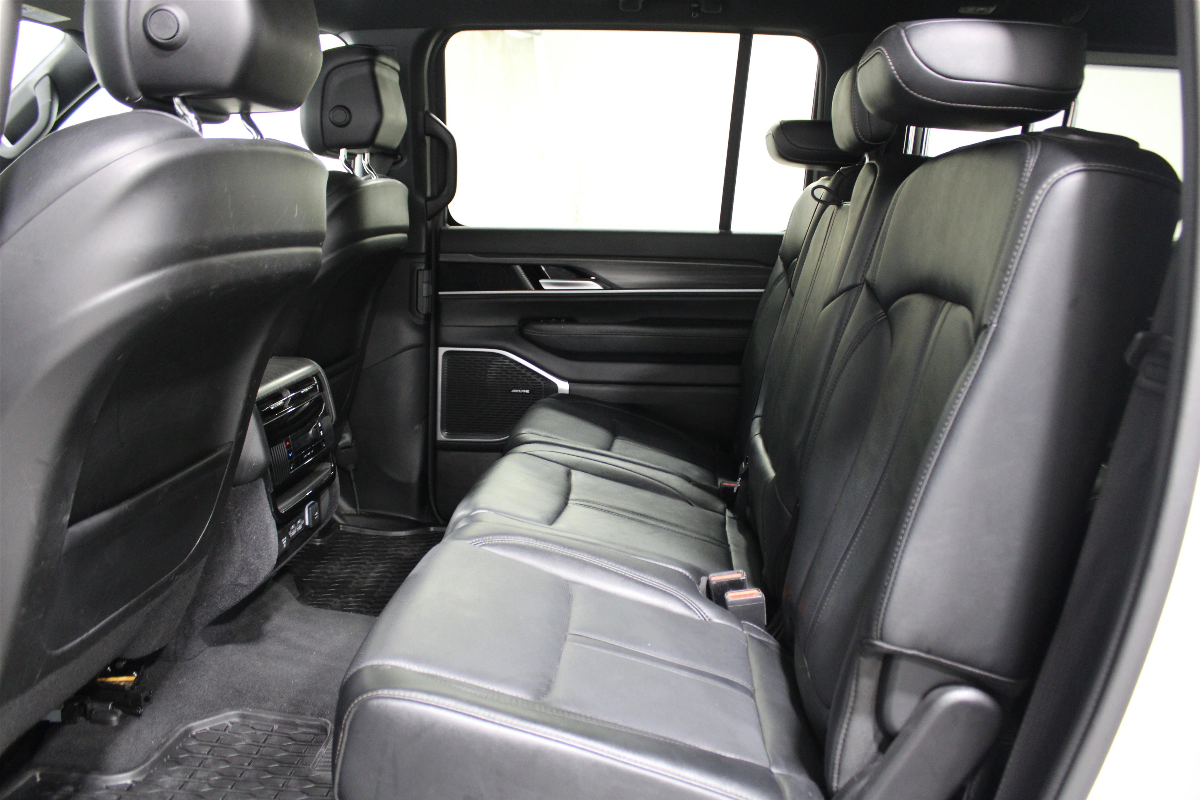 2024 Jeep Wagoneer L Series II - Photo 18