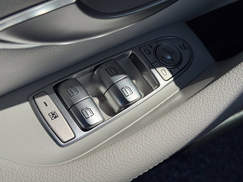 2022 Mercedes-Benz E-Class E350 - Photo 26