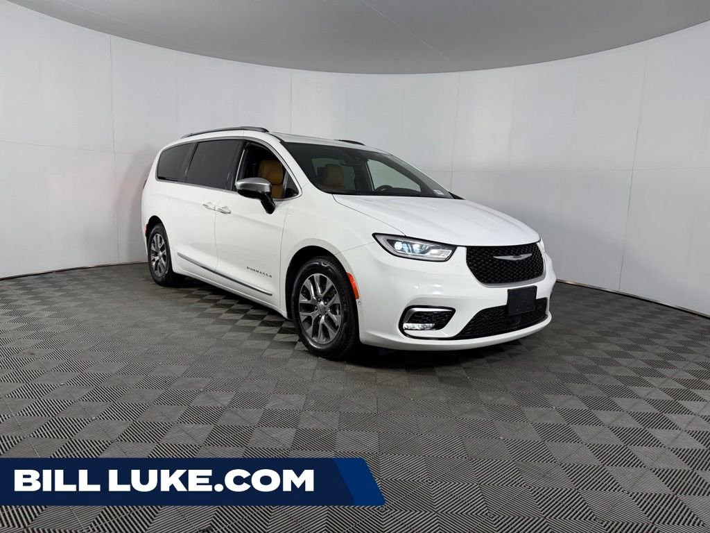 2023 Chrysler Pacifica Hybrid Pinnacle Hybrid's photo
