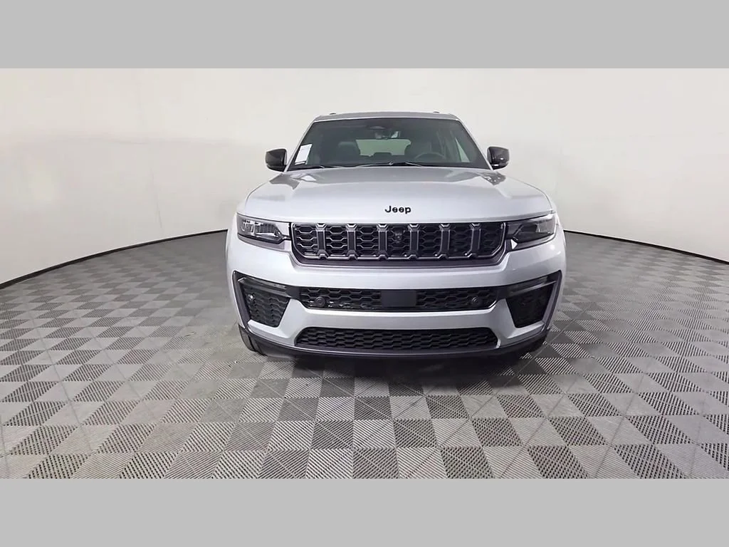 New 2026 Silver Zynith Exterior Paint Jeep 85th Anniversary Edition image 38