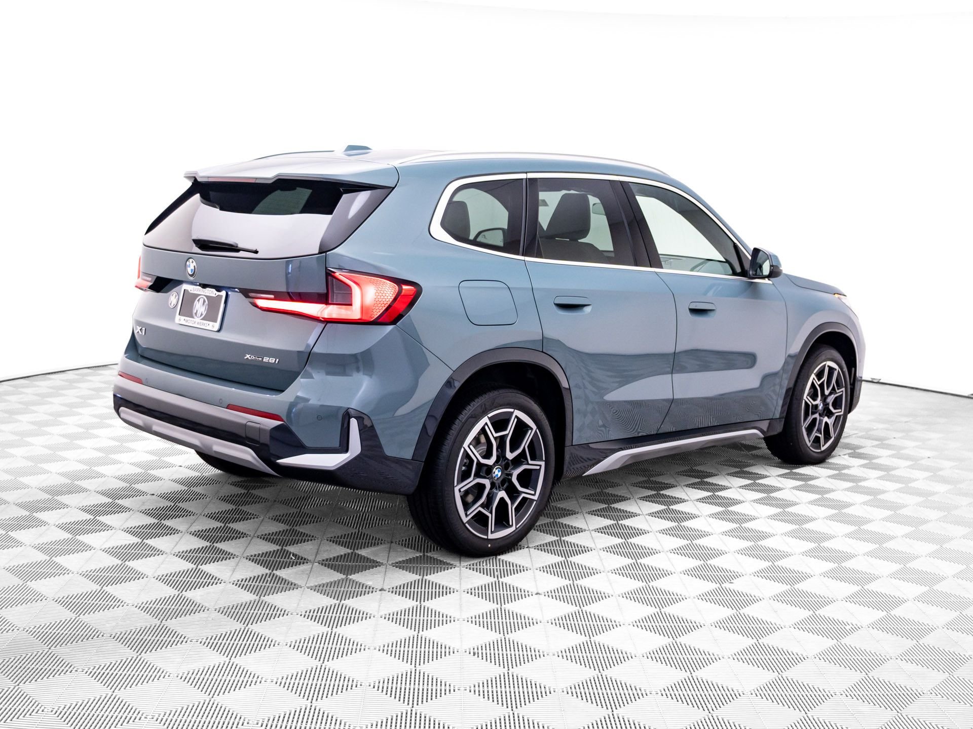 New 2027 Cape York Green Metallic BMW xDrive28i image 5